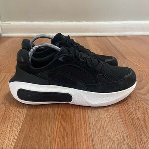 Under Armour HOVR M9/W10.5 sample